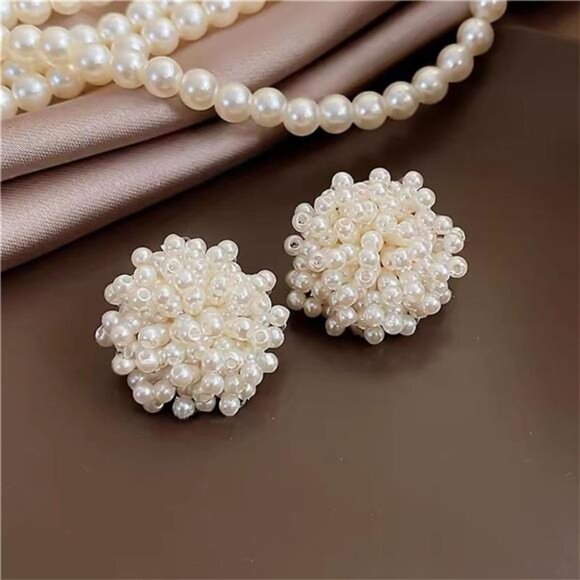 🌸 Cute Flower Pearl Stud Earrings | Lightweight & Elegant Gift Idea 🌸 - Picture 4 of 6